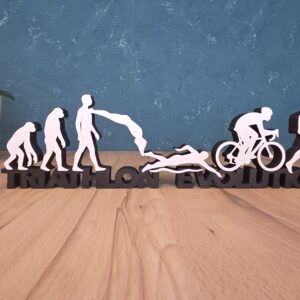 Triathlon Evolution Schriftzug – humorvolle Triathlon Deko für Ausdauersportler